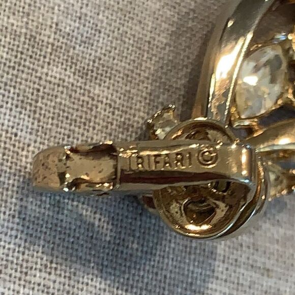 Elegant Trifari Crystals in Gold plate clip earrings, Vintage, Stamped - Picture 3 of 3